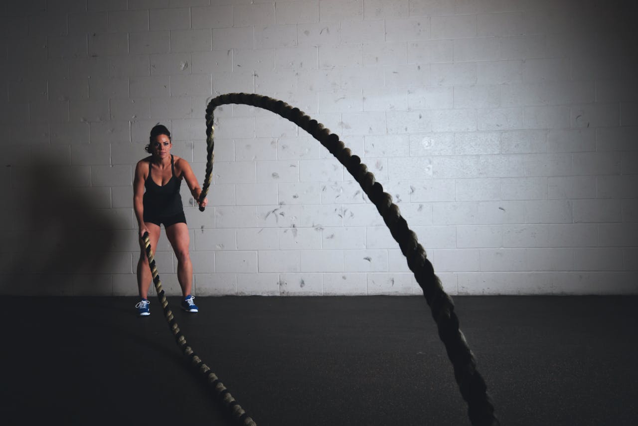 Woman using battleropes